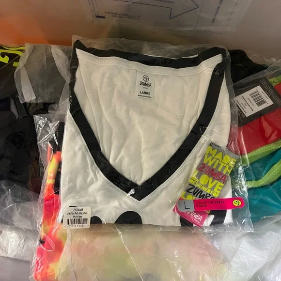 ZUMBA FITNESS women’s Shapely V-Neck Tee in White “Join The Party” Large NWT - Picture 9 of 9